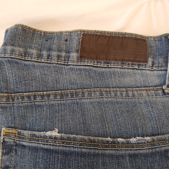 William Rast straight leg medium wash distressed blue jeans. Size 34 - Picture 5 of 9